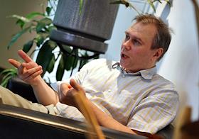 Менеджер по нормативному регулированию и взаимоотношениям с органами власти 'Империал Тобакко Продажа и Маркетинг', Александр Александров.

