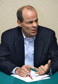 Исполнитльный директор пивоваренной компании Anheuser-Busch Карлос Брито (Carlos Brito) во время интервью а гостинице Marriott-Аврора