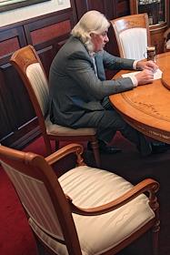 Председатель совета директоров группы 'РЕСО-Гарантия' Сергей Саркисов во время интервью, в офисе компании