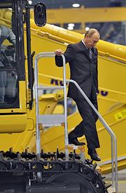 Рабочая поездка председателя правительства РФ Владимира Путина в Ярославль. Посещение завода по производству строительной техники 'Комацу'