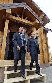 Рабочий визит председателя правительства РФ Владимира Путина в Центральный федеральный округ. Посетил завод ООО 'Тамбов-Молоко'. В селе Стрельцы осмотрел образцы сельскохозяйственной техники, выпускаемой ЗАО 'АгроТехМаш-Т'. Посетил строящийся в рамках программы 'Доступное жилье' микрорайон 'Солнечный' в селе Пушкари.
