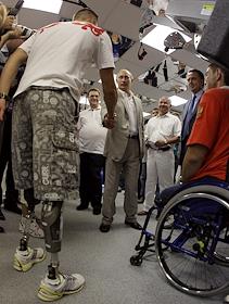 Председатель Правительства РФ Владимир Путин в ходе рабочей поездки в Сочи посетил 'Южный федеральный центр спортивной подготовки' ('Юг Спорт'), рекреационно-восстановительный центр 'Юг Спорт', строительную площадку большой ледовой арены и встретился со студентами стройотрядов