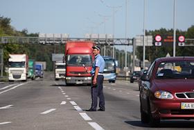 Грузовые автомобили возле въезда в Киев. Пробки в связи с запретом городской администрации на въезд в дневное время в столицу