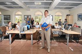 Владимир Боровинский, начальник Отдела пенсионных выплат НПФ 'Газфонд', и сотрудники отдела