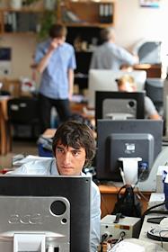 Генеральный директор ЗАО 'НТ-МДТ' Виктор Быков и руководитель службы маркетинга Денис Андреюк. Сборка и тестирование зондовых микроскопов в лаборатории ЗАО 'НТ-МДТ'