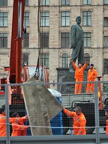 Установка ограждения строительной площадки на Триумфальной площади