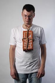 Обложка. Человек с кирпичем на шее