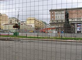 Монтаж ограждений на Триумфальной площади. Акция оппозиции