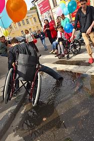 Участники акции 'Москва. Есть доступ', посвященной проблемам людей с ограниченными возможностями. Акция, организованная журналом 'Большой город' прошла на улицах города. 
