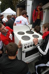 Акция по сбору гуманитарной помощи для пострадавших от пожаров 'Своих не бросаем', организованная активистами движений 'Молодая Гвардия Единой России',  'Местные' и 'Россия Молодая', на Пушкинской площади. 
