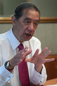 Председатель Гонконгской фондовой биржи Рональд Аркулли (Ronald Arculli)во время интервью в гостинице Националь