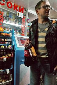 С первого сентября 2010 года вышел закон об ограничении торговли спиртным после 22.00. Корреспонденты журнала 'Деньги' ИД 'КоммерсантЪ' Иван Ждакаев и Олег Хохлов в магазинах Москвы