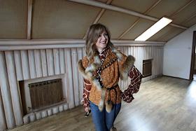 Певица Вика Цыганова осматривает дом на территории загородного поселка 'Васильковое поле'