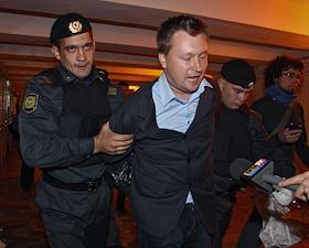 Пикет гей-активистов против мэра Москвы Юрия Лужкова у мэрии Москвы.
