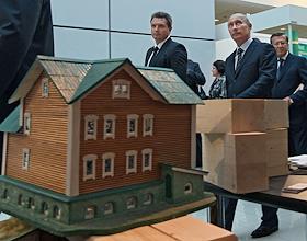 Председатель правительства РФ Владимир Путин на выставке 'Лесдревмаш-2010' в 'Экспоцентре'. Путин принял участие в работе 'круглого стола' по развитию лесоперерабатывающей промышленности