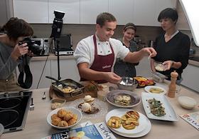 Кухня редакции журнала 'ХлебСоль' во время приготовления блюда