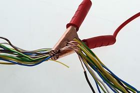 Обложка журнала 'Деньги'. Провода