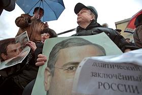 Митинг против политических репрессий и в защиту жертв политических преследований 'Свободу политзаключенным!' у Соловецкого камня на Лубянской площади.

