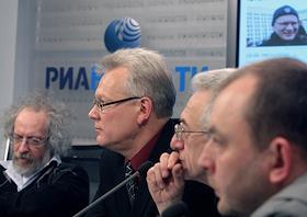 'Круглый стол' на тему: 'Нападение на журналиста Олега Кашина: реакция профессионального сообщества'.
