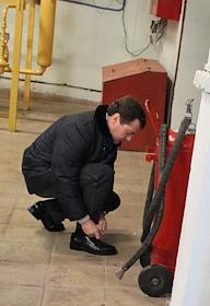 Рабочая поездка президента РФ Дмитрия Медведева в Сыктывкар. Заседание президиума Государственного Совета по вопросам развития современной инфраструктуры жилищно-коммунального комплекса. Посещение муниципального унитарного предприятия «Сыктывкарский водоканал». С директором предприятия Николаем Курсаковым. Посещение товарищества собственников жилья «Перекрёсток».

