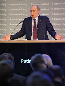Председатель правительства России Владимир Путин на IV ежегодном экономическом Форуме руководителей и топ-менеджеров ведущих германских компаний. Форум организован немецкой газетой 'Зюддойче Цайтунг'.
