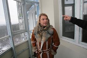 Певец и музыкант Павел Соколов (экс-солист группы «На-На») осматривает квартиру в жилом комплексе 'Зодиак'