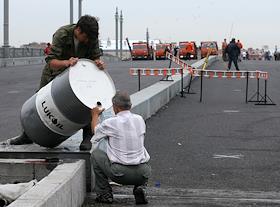Десятки самосвалов с грузом испытали после завершения  реконструкции мост лейтенанта Шмидта на прочность. 
