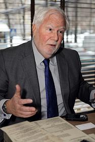 Представитель председателя ОБСЕ по борьбе с антисемитизмом Эндрю Бейкер во время интервью