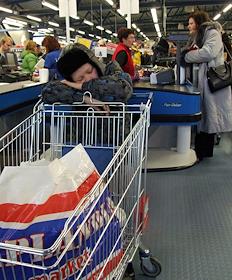 Приграничная торговля. Русские туристы занимаются шопиннгом  в магазине 'Лапландия' возле пограничного перехода Нуйямаа-Брусничное