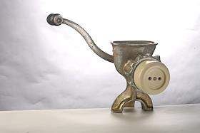 Обложка журнала 'Дениги'. Мясорубка с розеткой