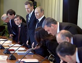 Председатель правительства РФ Владимир Путин во время посещения Центрального хранилища Банка России. совещание по стратегии развития банковского сектора до 2015 года