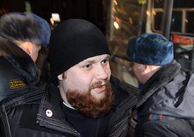 Несанкционированная акция памяти погибших в теракте в аэропорту 'Домодедово', организованная радикально настроенной молодежью рядом со станцией метро 'Третьяковская'