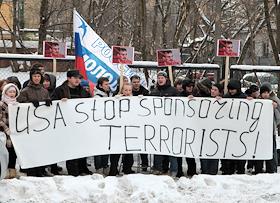 Пикет против спонсирования правительством США эмиссара чеченских террористов Ильяса Ахмадова, находящегося в международном розыске, организованный движением 'Россия молодая' возле посольства США