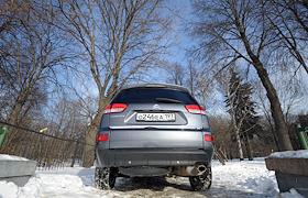 Обозреватель журнала 'Деньги' Илья Зиновьев на тест-драйве автомобиля Citroen C-Crosser