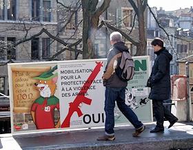 Опрос мнений и наружная реклама, посвященные Общенациональному референдуму о том, что военнослужащие Швейцарии могут держать дома свое оружие и не должны сдавать его в специальные арсеналы