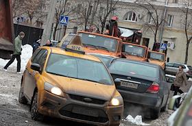 Эвакуация машин и расчистка снега на улице Врубеля