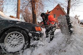 Уборка снега на улице Врубеля возле здания ИД 'Коммерсантъ'