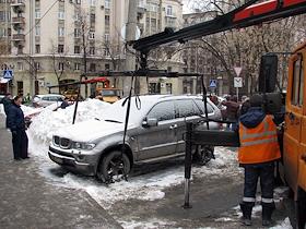 Эвакуация машин и расчистка снега на улице Врубеля