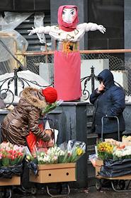 Фото из личного архива. Продажа тюльпанов на улице