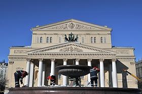 Подборка. Фото из личного архива. Дворники у Большого театра убирают снег