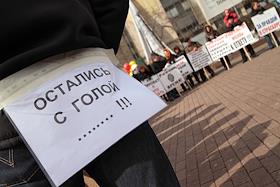 Пикет молодых семей, участников московской социальной программы 'Молодой семье - доступное жилье', организованной правительством Москвы в 2003 году, на Пушкинской площади