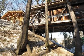 Деревянный 'Дом-Мост' архитектора Николая Белоусова.
