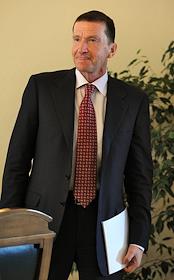 Руководитель Федерального агентства по управлению государственным имуществом (Росимущество) Юрий Петров в офисе компании