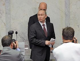 Рабочий визит председателя правительства РФ Владимира Путина в Швецию. Переговоры с премьер-министром Швеции Фредриком Рейнфельдтом и совместная пресс-конференция по итогам переговоров, встреча с королем Швеции Карлом ХVI Густавом