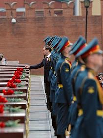 Возложение венков к могиле Неизвестного солдата в Александровском саду Президентом РФ Дмитрием Медведевым