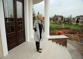 Риэлти-шоу с телеведущей, актрисой, журналисткой Татьяной Веденеевой в коттеджном поселке «Монтевиль». 
