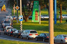 Очередь автомобилей на заправку перед подорожанием топлива со вторника 24 мая на 20 процентов, Минск, 23 мая 2011 года