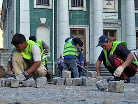 Дорожные работы на Большой Конюшенной улице. Рабочие-мигранты, гастарбайтеры