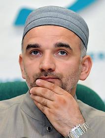 П/к, посвященная последним нашумевшим преступлениям против религиозных деятелей Северного Кавказа (памяти погибшего ректора Института теологии и международных отношений Махачкалы Максуда Садикова) в центральном офисе 'Интерфакса'. Участвуют вдова убитого муфтия Дагестана Саида Абубакарова, главный редактор сайта Ислам.ру Айна Гамзатова, первый заместитель муфтия Дагестана Магомед Магомедов, генеральный представитель Координационного центра мусульман Северного Кавказа, президент Международной исламской миссии Шафиг Пшихачев, исламовед, доцент МГЛУ Роман Силантьев