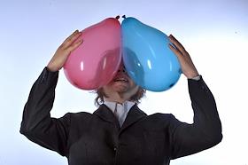 Обложка. Мужчина с воздушными шариками у лица